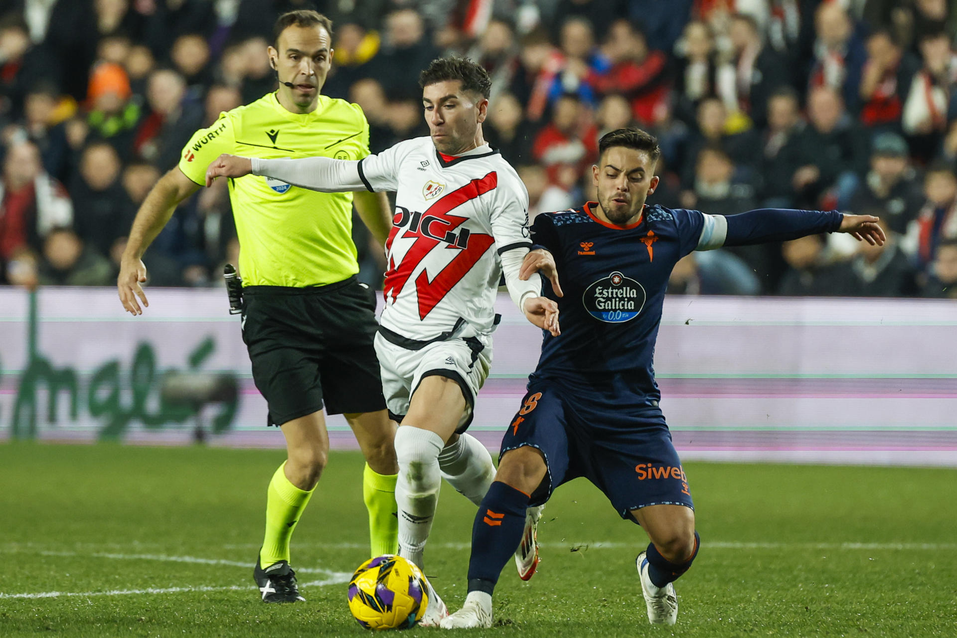 El centrocampista del Celta, Fran Beltrán (d), disputa el balón ante el centrocampista del Rayo Vallecano, Adrián Embarba, durante el partido de la jornada 19 de LaLiga que Rayo Vallecano y Celta de Vigo disputaron en el estadio de Vallecas. EFE/Juanjo Martín
