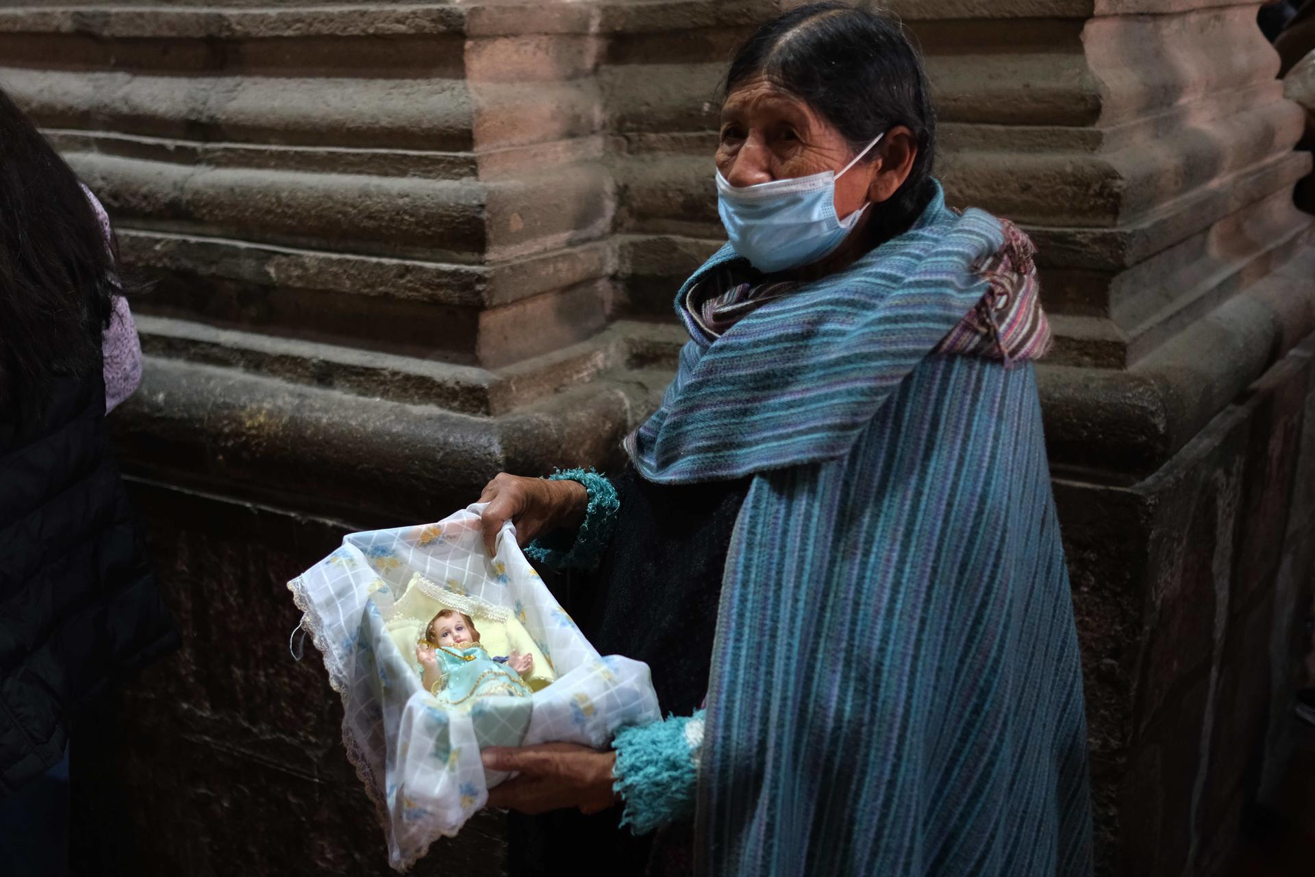 Una mujer aimara sostiene una imagen del niño Jesús este lunes, en La Paz (Bolivia). EFE/ Luis Gandarillas
