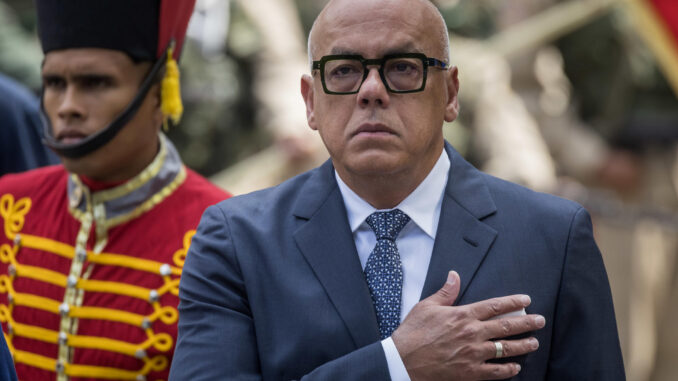 El presidente de la Asamblea Nacional (AN, Parlamento) de Venezuela, Jorge Rodríguez, saluda durante un acto previo al inicio del año legislativo este domingo, en Caracas (Venezuela). EFE/ Miguel Gutiérrez
