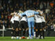 Los jugadores del Valencia, antes del inicio del partido. EFE/ Biel Alino