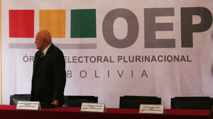 El presidente del Tribunal Supremo Electoral, Oscar Hassenteufel, habla durante la inauguración del año electoral este viernes, en La Paz (Bolivia). EFE/Luis Gandarillas
