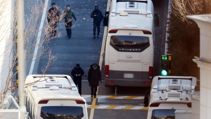 Guardias de seguridad cerca de la entrada de la residencia oficial del presidente Yoon Suk-yeol en Seúl, Corea del Sur, el 9 de enero de 2025. Los abogados del presidente surcoreano anunciaron este jueves que han solicitado una anulación para la orden de detención contra su cliente, cuya validez prorrogó esta semana un juzgado de Seúl. EFE/EPA/YONHAP SOUTH KOREA OUT
