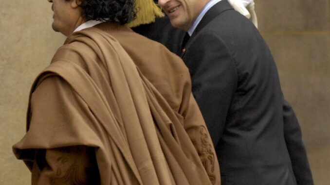 Imagen de Archivo del presidente francés, Nicolas Sarkozy (d), da la bienvenida al líder libio, Muamar Gadafi, a su llegada al palacio del Elíseo, en París, Francia, lunes 10 de diciembre de 2007. G
 EFE/Horacio Villalobos
