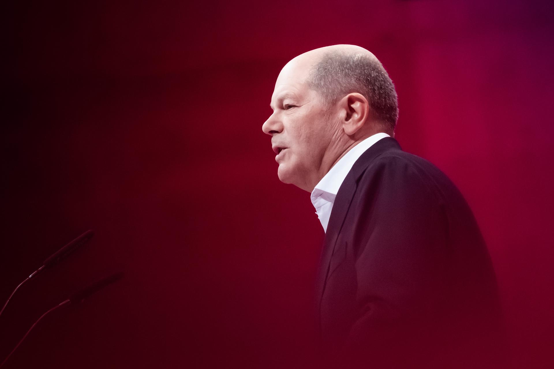 El canciller alemán, Olaf Scholz, interviene en la convención del Partido Socialdemócrata (SPD) que le proclamó este sábado en Berlín candidato del partido para las elecciones anticipadas del próximo 23 de febrero. EFE/EPA/Christoph Soeder
