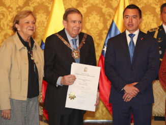 El presidente de Ecuador, Daniel Noboa (d), posa con el líder antichavista Edmundo González Urrutia (c) y su esposa, Mercedes López, luego de condecorarlo con la Orden Nacional al Mérito en el grado de Gran Collar, en el Palacio de Gobierno en Quito (Ecuador). EFE/ José Jácome