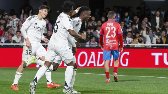 El centrocampista francés del Real Madrid Eduardo Camavinga (3i) celebra el segundo gol ante de la Deportiva Minera durante el partido correspondiente a los dieciseisavos de final de la Copa del Rey, que están disputando este lunes en el estadio Cartagonova en Cartagena. EFE/Marcial Guillén
