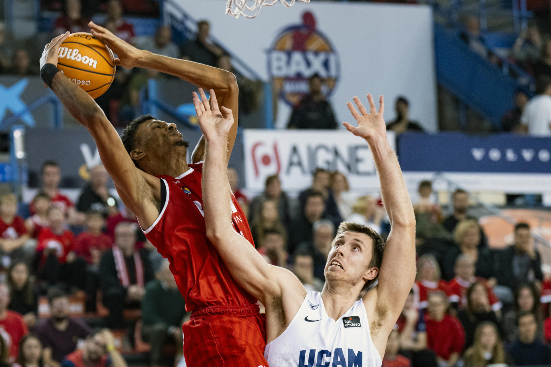 El ala-pivot estadounidense de Baxi Manresa, Derrick Alston (i), captura un rebote ante el ala-pivot eslovaco de Ucam Murcia, Vladimir Brodziansky, durante el partido de la jornada 15 de la Liga Endesa entre el Baxi Manresa y el Ucam Murcia, disputado este sábado en el Pabellón Nou Congost de Manresa. EFE/ Siu Wu
