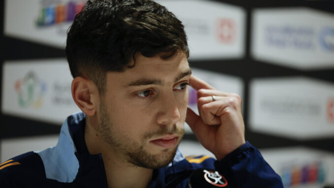 El centrocampista uruguayo del Real Madrid, Federico Valverde, durante la rueda de prensa ofrecida este sábado en Yeda, en la víspera de la final de la Supercopa de España de fútbol que les enfrenta al Barcelona. EFE/ Alberto Estevez
