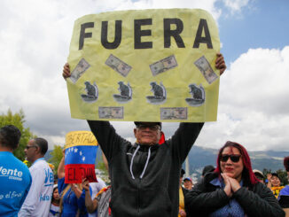 Un hombre de nacionalidad venezolana sostiene un cartel durante una manifestación este jueves, en Quito (Ecuador). La comunidad venezolana afincada en Quito (Ecuador). EFE/ José Jácome