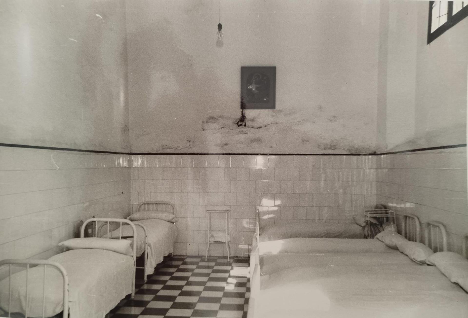 Fotografía del dormitorio sala 20 del Manicomio Provincial de Málaga. Fondo fotográfico Antonio Piña. Historia de la Ciencia, Universidad de Málaga. Ser mujer y transgredir los roles femeninos tradicionales fueron, durante buena parte del siglo XX, motivos suficientes para acabar ingresada en una institución psiquiátrica, según Celia García-Díaz, autora del libro 'Un lugar para la locura de las mujeres. Historia(s) de la sala 20 del Manicomio Provincial de Málaga (1909-1950)'. EFE/Universidad de Málaga//SOLO USO EDITORIAL/SOLO DISPONIBLE PARA ILUSTRAR LA NOTICIA QUE ACOMPAÑA (CRÉDITO OBLIGATORIO)//
