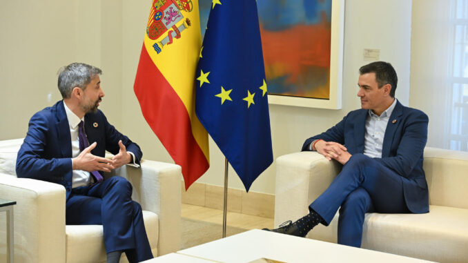 El presidente del Gobierno, Pedro Sánchez (dcha), conversa con el presidente del Fondo Internacional de Desarrollo Agrícola (FIDA), Álvaro Lario, durante la reunión que han mantenido este lunes en el Palacio de la Moncloa. EFE/Fernando Villar
