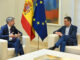 El presidente del Gobierno, Pedro Sánchez (dcha), conversa con el presidente del Fondo Internacional de Desarrollo Agrícola (FIDA), Álvaro Lario, durante la reunión que han mantenido este lunes en el Palacio de la Moncloa. EFE/Fernando Villar