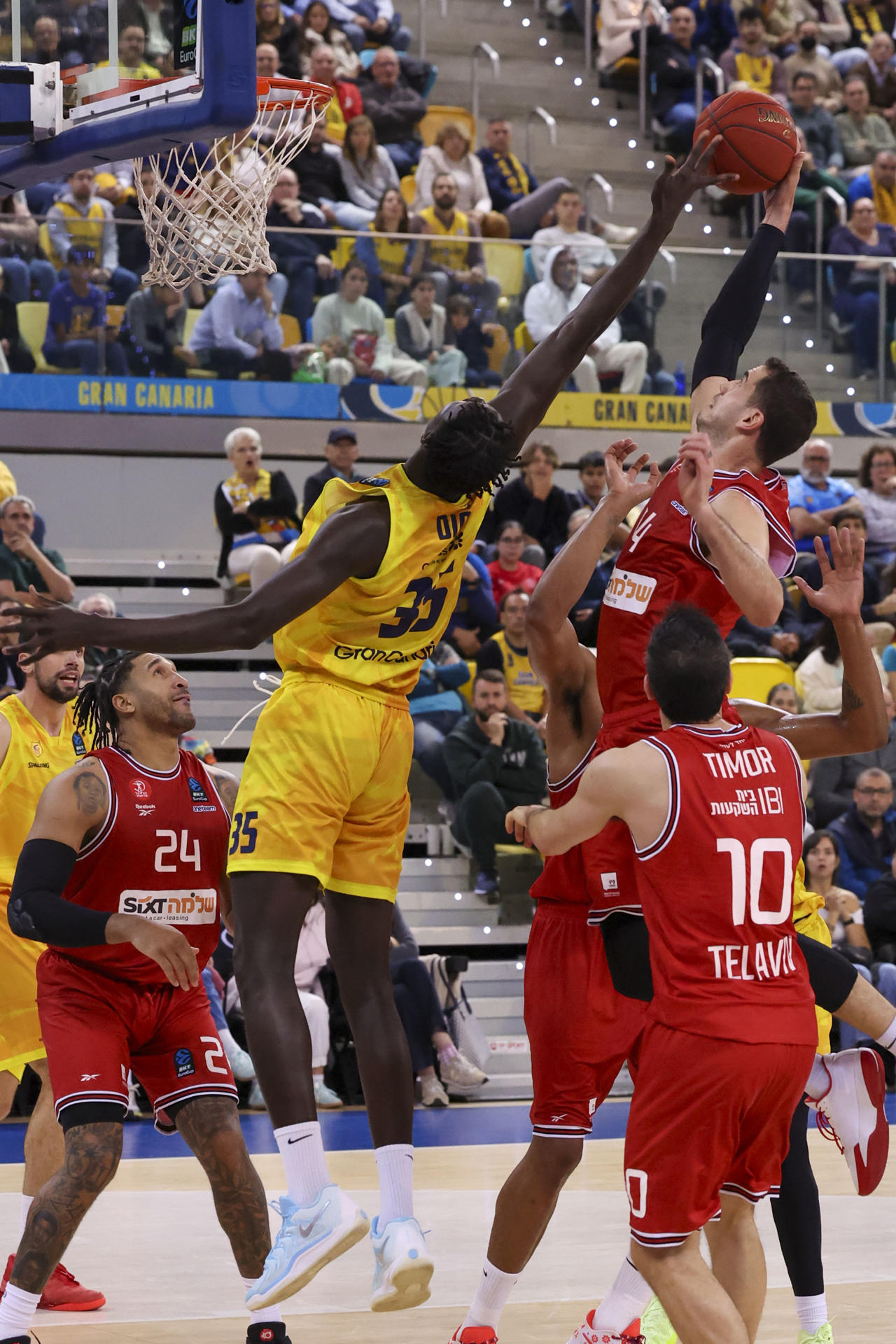 El jugador del  Hapoel Shlomo Tel Aviv Oz Blayzer (d)Guy Palatin (d) y el jugador del Dreamland Gran Canaria Massamba Diop (i) durante el partido de la jornada 13 de la Eurocopa, disputado este jueves en el Gran Canaria Arena, en Las Palmas de Gran Canaria. .EFE/ Elvira Urquijo A.
