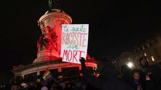 Un hombre muestra un cartel que dice 'El Racista Sucio está Muerto' durante un encuentro en la Plaza de la República en París, Francia, el 07 de enero de 2025, para celebrar la muerte de Jean-Marie Le Pen, el exlíder del Frente Nacional. El político francés Le Pen falleció el 07 de enero de 2025, a la edad de 96 años. (Francia) EFE/EPA/TERESA SUAREZ
