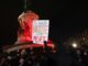 Un hombre muestra un cartel que dice 'El Racista Sucio está Muerto' durante un encuentro en la Plaza de la República en París, Francia, el 07 de enero de 2025, para celebrar la muerte de Jean-Marie Le Pen, el exlíder del Frente Nacional. El político francés Le Pen falleció el 07 de enero de 2025, a la edad de 96 años. (Francia) EFE/EPA/TERESA SUAREZ