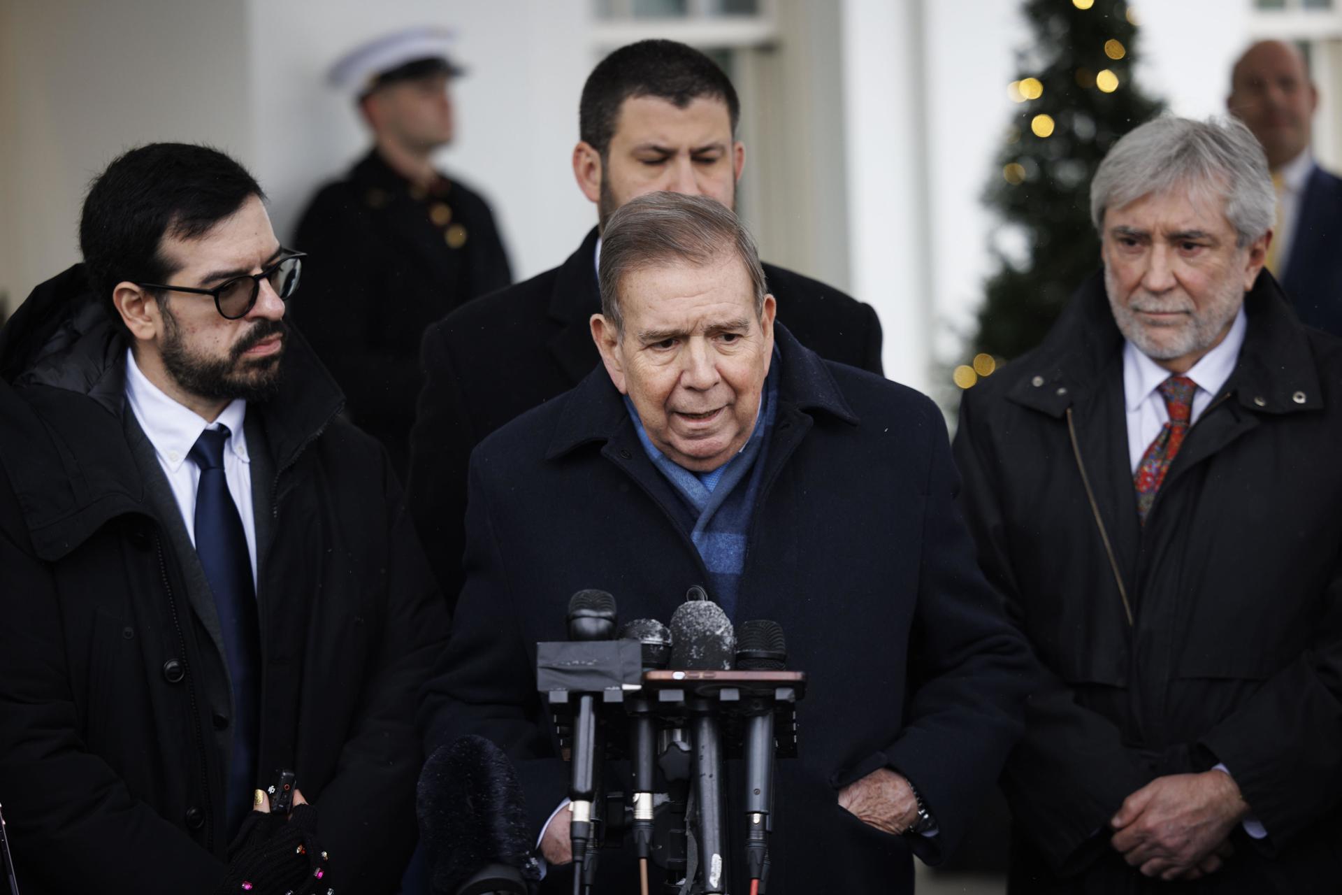 El líder opositor venezolano Edmundo González Urrutia habla con miembros de los medios de comunicación afuera de la Casa Blanca en Washington, DC.EFE/Ting Shen
