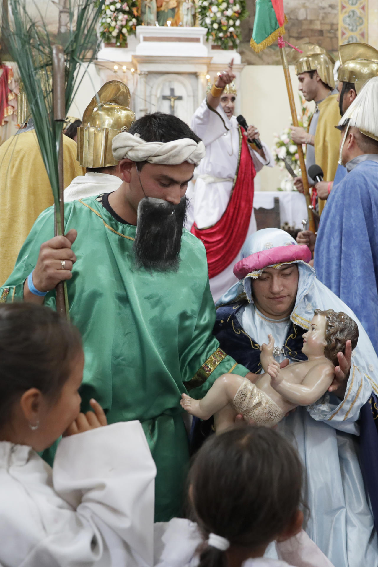 Actores interpretan una escena durante una celebración de la fiesta de Reyes Magos este domingo, en la Parroquia de Nuestra Señora de Egipto, en el barrio Egipto, en Bogotá (Colombia).  EFE/ Carlos Ortega
