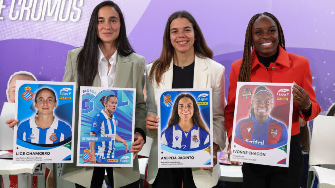 Las futbolistas Lice Chamorro (i), Andria Jacinto e Ivonne Chacón posan durante la presentación del álbum oficial de Liga F, este miércoles en Madrid. EFE/ Kiko Huesca
