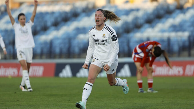 La delantera del Real Madrid Eva Navarro celebra junto a sus compañeras tras anotar un tanto para el conjunto blanco durante el partido de Liga F entre el Real Madrid y el Granada, este domingo en el estadio Alfredo di Stéfano de Madrid. EFE/ Sergio Pérez
