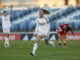 La delantera del Real Madrid Eva Navarro celebra junto a sus compañeras tras anotar un tanto para el conjunto blanco durante el partido de Liga F entre el Real Madrid y el Granada, este domingo en el estadio Alfredo di Stéfano de Madrid. EFE/ Sergio Pérez