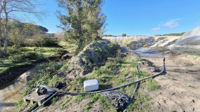 La Confederación Hidrográfica del Guadalquivir (CHG) va a incoar expediente sancionador contra una explotación agrícola de fresas situada en el entorno del arroyo de la Cañada, en Almonte (Huelva), tras localizar tres puntos de extracción ilegal de agua tanto superficial como subterránea del Espacio Natural de Doñana. EFE/CHG/SOLO USO EDITORIAL/SOLO DISPONIBLE PARA ILUSTRAR LA NOTICIA QUE ACOMPAÑA (CRÉDITO OBLIGATORIO)
