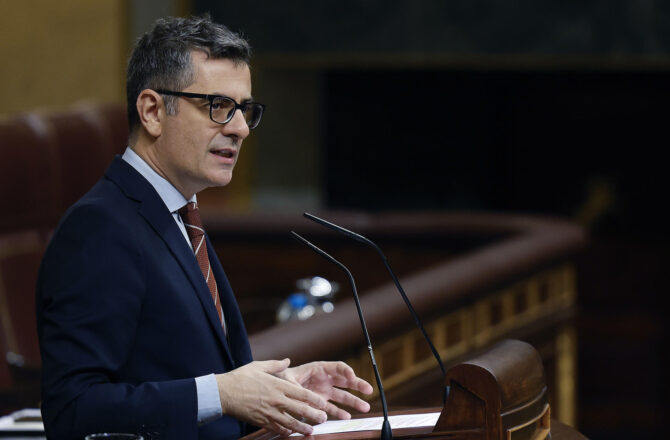 El ministro de la Presidencia, Félix Bolaños, durante el pleno extraordinario, el primero del año, celebrado este miércoles en el Congreso. EFE/J.P. Gandul