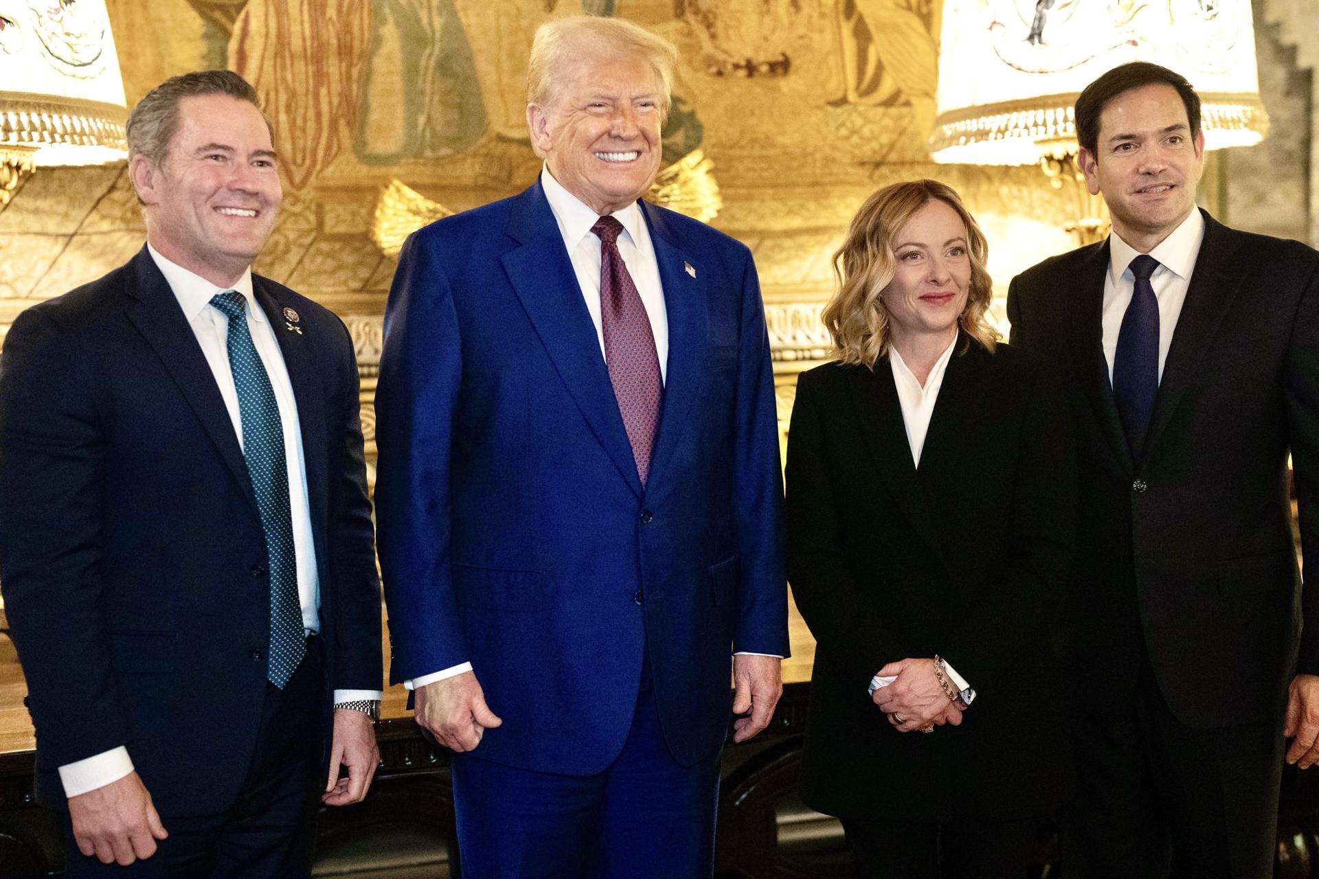 Una imagen distribuida por la Oficina de Prensa del Palacio Chigi (Palazzo Chigi) muestra a la primera ministra italiana, Giorgia Meloni, y al presidente electo de EE. UU. Donald Trump posando junto al designado para el cargo de secretario de Estado de EE. UU. Marco Rubio (D) y al nominado para secretario del Tesoro de EE. UU. Scott Bessent (I) en la residencia de Trump en el resort Mar-a-Lago, Palm Beach, Florida, EE. UU., 4 de enero de 2025 (emitida el 05 de enero de 2025). (Italy) EFE/EPA/FILIPPO ATTILI/OFICINA DE PRENSA DEL PALACIO CHIGI DISTRIBUCIÓN EXCLUSIVA USO EDITORIAL SOLAMENTE/NO VENTAS
//////////
Una imagen de divulgación proporcionada por la Oficina de Prensa del Palacio Chigi (Palazzo Chigi) muestra a la Primera Ministra italiana Giorgia Meloni (C-D) y al presidente electo de EE. UU. Donald Trump (C-I) posando junto al nominado a secretario de Estado de EE. UU. Marco Rubio (D) y al nominado a secretario del Tesoro de EE. UU. Scott Bessent (I) en la residencia de Trump en el resort Mar-a-Lago, Palm Beach, Florida, EE. UU., 04 de enero de 2025 (publicada el 05 de enero de 2025). (Italia) EFE/EPA/FILIPPO ATTILI/OFICINA DE PRENSA DEL PALACIO CHIGI MANO DE OBRA MANO DE OBRA USO EDITORIAL SOLAMENTE/SIN VENTAS
//////////
Una imagen distribuida por la Oficina de Prensa del Palacio Chigi (Palazzo Chigi) muestra a la primera ministra italiana Giorgia Meloni (C-D) y al presidente electo de EE. UU. Donald Trump (C-I) posando junto al nominado para secretario de Estado de EE. UU. UU. Marco Rubio (D) y al nominado para secretario del Tesoro de EE. UU. Scott Bessent (I) at Trump's residence at the Mar-a-Lago resort, Palm Beach, Florida, USA. UU., 04 de enero de 2025 (emitida el 05 de enero de 2025). (Italia) EFE/EPA/FILIPPO ATTILI/OFICINA DE PRENSA DEL PALACIO CHIGI DISTRIBUCIÓN EXCLUSIVA USO EDITORIAL SOLAMENTE/NO VENTAS
