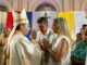 Fotografía cedida por la presidencia de Paraguay del Nuncio Apostólico en Paraguay, Vincenzo Turturro (i), el presidente de Paraguay, Santiago Peña (C) y la primera dama de Paraguay, Leticia Ocampos, participando durante una misa solemne en conmemoración del centenario del nacimiento de Chiquitunga, la primer beata Paraguaya, este domingo en Villarrica (Paraguay). EFE/ Presidencia De Paraguay