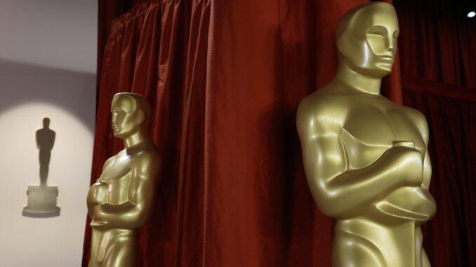 Fotografía de archivo de estatuas de los Oscar en la alfombra de llegadas durante los preparativos para la 95a ceremonia anual de los Premios Oscar en el Dolby Theatre en Hollywood, Los Ángeles, California, EE. UU. .EFE/EPA/John G. Mabanglo
