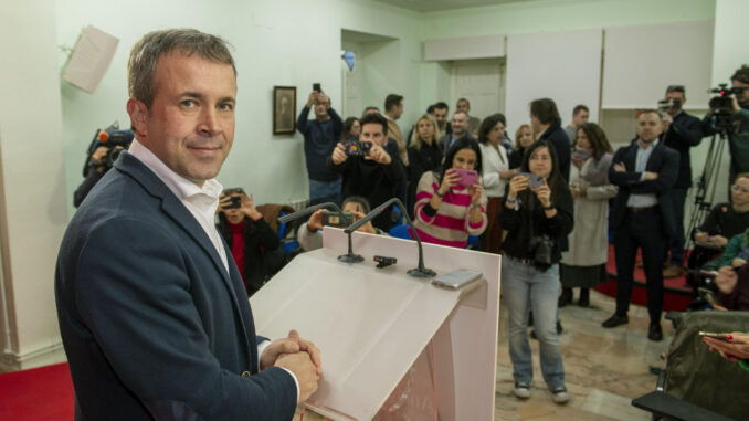 Julio Millán, secretario general del PSOE de Jaén y nuevo alcalde de la ciudad, durante unas declaraciones a los medios tras presentar la moción de censura. EFE/José Manuel Pedrosa.
