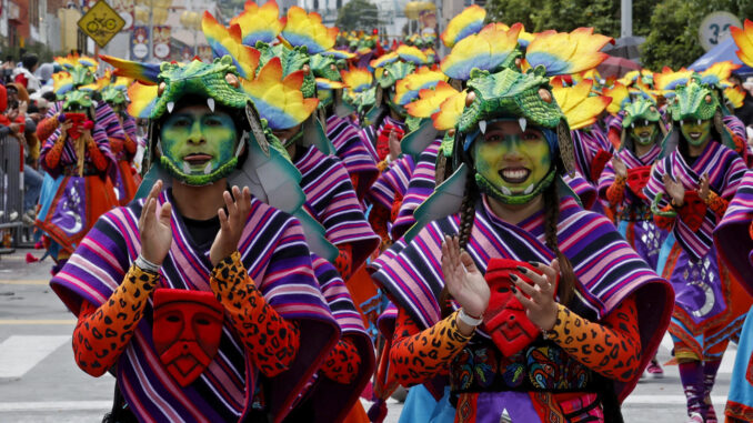 Integrantes de una comparsa participan en el desfile del 'Canto a la Tierra' este viernes en el Carnaval de Negros y Blancos en Pasto (Colombia). EFE/ Mauricio Dueñas Castañeda
