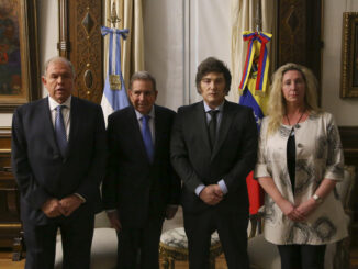 Fotografía cedida por la Presidencia de Argentina del presidente de Argentina, Javier Milei (2-d), posando junto al líder opositor venezolano Edmundo González Urrutia (2-i) y el ministro de Asuntos Exteriores de Argentina Gerardo Werthein (i) durante una reunión este sábado, en la Casa Rosada en Buenos Aires (Argentina). EFE/ Presidencia de Argentina