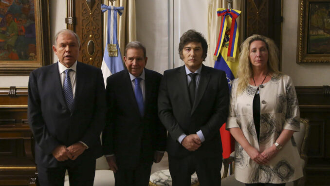 Fotografía cedida por la Presidencia de Argentina del presidente de Argentina, Javier Milei (2-d), posando junto al líder opositor venezolano Edmundo González Urrutia (2-i) y el ministro de Asuntos Exteriores de Argentina Gerardo Werthein (i) durante una reunión este sábado, en la Casa Rosada en Buenos Aires (Argentina). EFE/ Presidencia de Argentina
