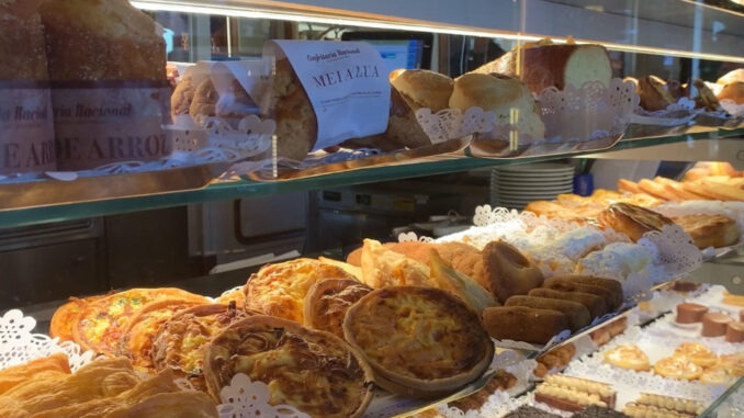 Bolos de arroz, pasteles de nata y otras confituras tradicionales portuguesas en el mostrador de la Confeitaria Nacional, el obrador lisboeta que presume de ser el lugar donde a finales del siglo XIX se horneó el primer 'bolo rei', un bizcocho circular con azúcar y fruta escarchada típico de la Navidad en el país luso. EFE/Carlos Caselles
