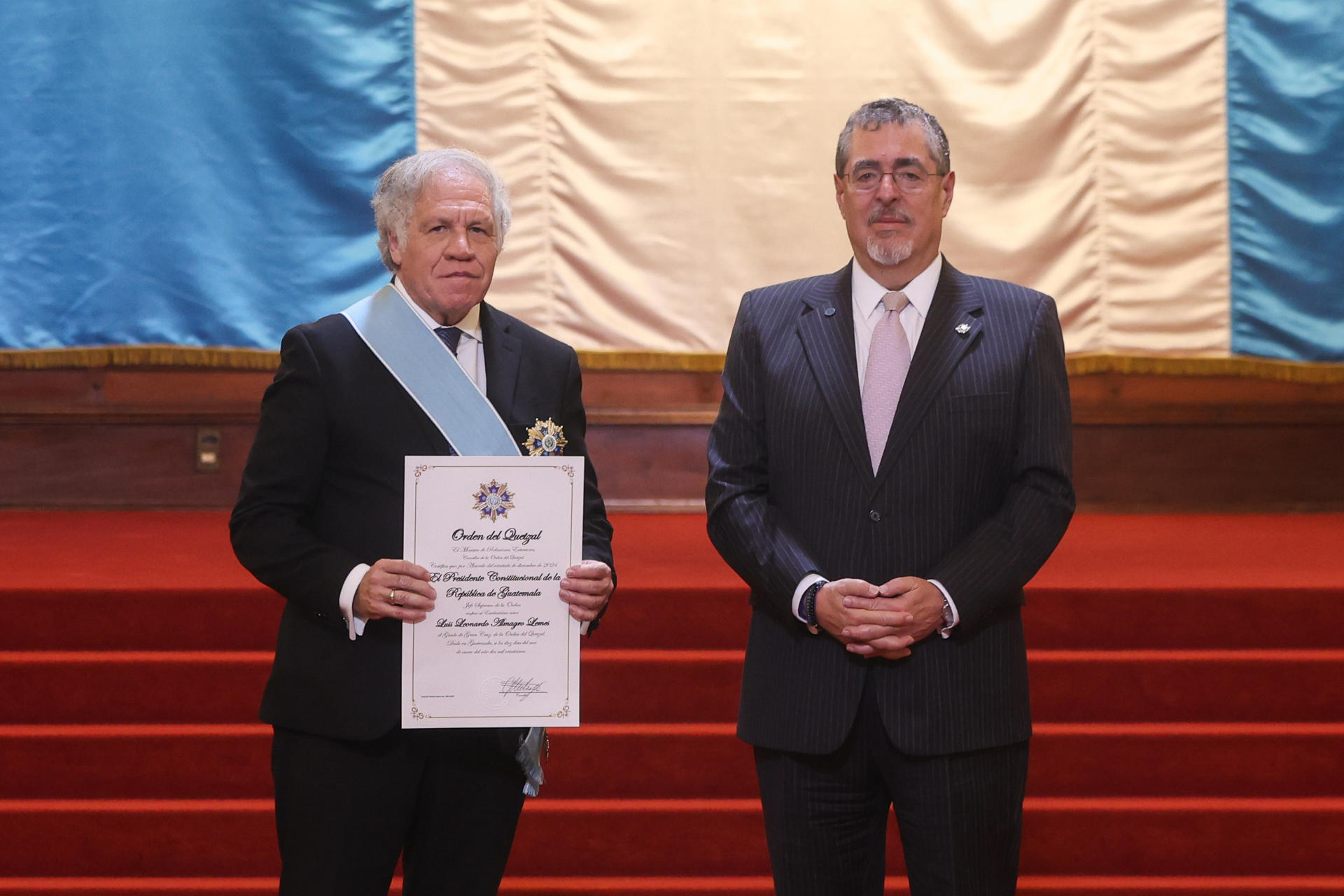 El secretario general de la Organización de Estados Americanos (OEA), Luis Almagro (i) posa junto al presidente de Guatemala, Bernardo Arévalo de León este viernes, en el Palacio Nacional de la Cultura en Ciudad de Guatemala (Guatemala). Almagro fue condecorado con la Orden del Quetzal por Arévalo de León. EFE/ Mariano Macz
