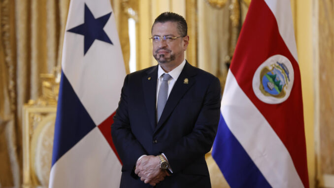 Fotografía de archivo del presidente de Costa Rica, Rodrigo Chaves Robles, durante una condecoración en su honor en el Salón Amarillo de la Presidencia, en Ciudad de Panamá (Panamá). EFE/ Bienvenido Velasco
