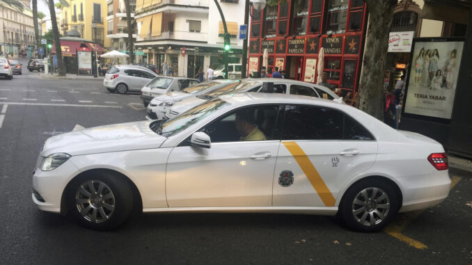 Imagen de archivo de una parada de taxi en Sevilla. EFE/Fermín Cabanillas
