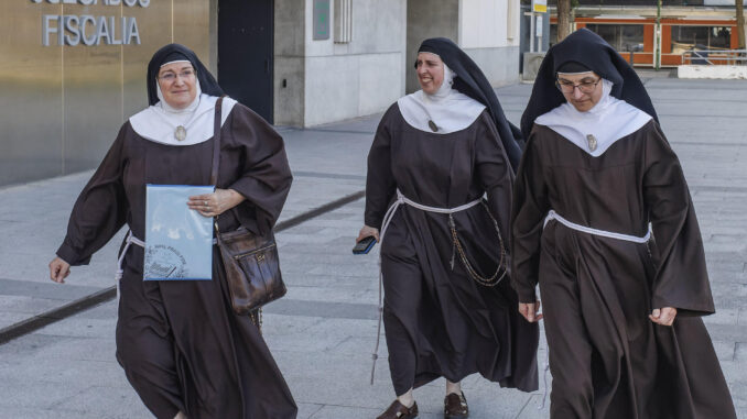 La madre superiora del convento de Belorado, Sor Isabel de la Trinidad, y tres monjas del convento de Belorado, en una imagen de archivo. EFE/Santi Otero
