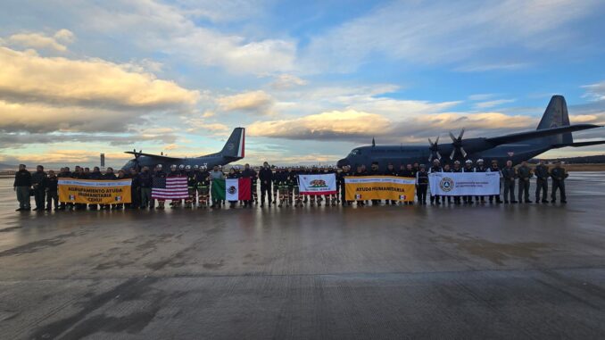 Fotografía cedida por la Presidencia de México, de un equipo de ayuda para combatir en California, Estados Unidos, los incendios forestales este sábado, desde el Aeropuerto Internacional Felipe Angeles, en el municipio de Zumpango (México). EFE/ Presidencia de México
