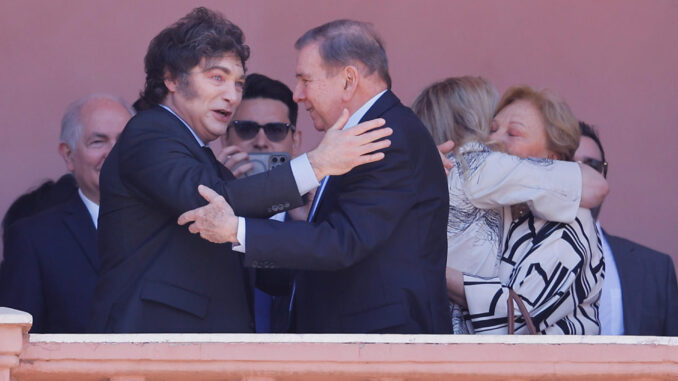 El presidente de Argentina, Javier Milei (i), saluda al líder opositor venezolano Edmundo González Urrutia este sábado, desde un balcón de la Casa Rosada en Buenos Aires (Argentina). EFE/ Juan Ignacio Roncoroni
