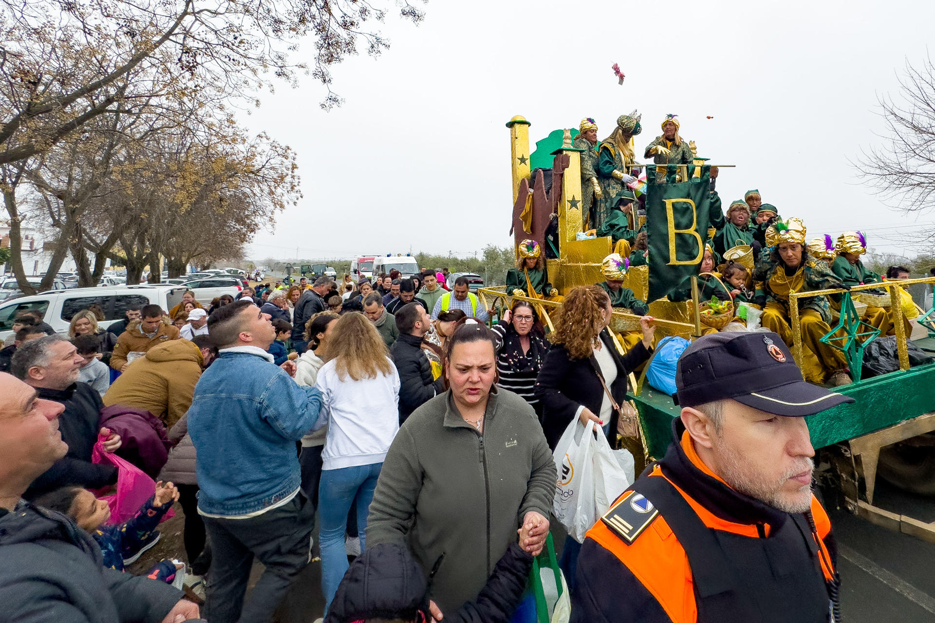 Han tardado una semana pero, finalmente, este domingo los Reyes Magos han podido repartir magia e ilusión por las calles de Guadajoz, una pedanía de Carmona (Sevilla) que el pasado 5 de enero tuvo que suspender su cabalgata por la muerte de un vecino. EFE/ David Arjona
