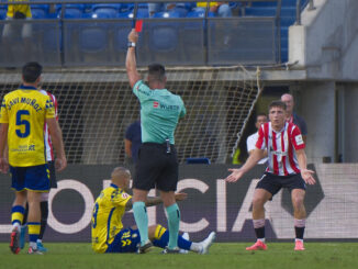 El árbitro Miguel Ángel Ortiz Arias, que dirigirá la semifinal de la Supercopa entre el Athletic y el Barcelona, en el momento de sacar tarjeta roja a Mikel Jauregizar (d), durante el encuentro de la quinta jornada de LaLiga ante la UD Las Palmas. EFE/Ángel Medina G.