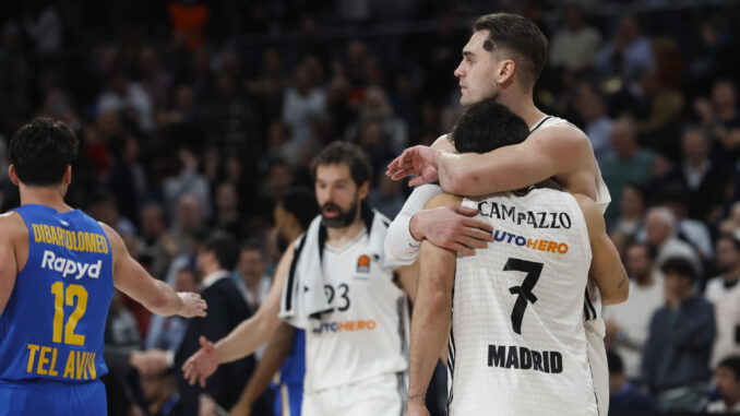 Los jugadores del Real Madrid celebran la victoria ante el Maccabi, al término del partido de la jornada 21 de la EuroLiga de baloncesto entre el Real Madrid y el Maccabi de Tel Aviv, este martes en la capital española. EFE/Juanjo Martín
