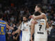 Los jugadores del Real Madrid celebran la victoria ante el Maccabi, al término del partido de la jornada 21 de la EuroLiga de baloncesto entre el Real Madrid y el Maccabi de Tel Aviv, este martes en la capital española. EFE/Juanjo Martín