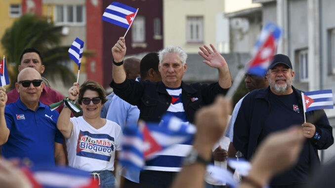 Fotografía de archivo en donde se ve al presidente de Cuba, Miguel Diaz-Canel (c), en La Habana (Cuba). EFE/ Yamil Lage
