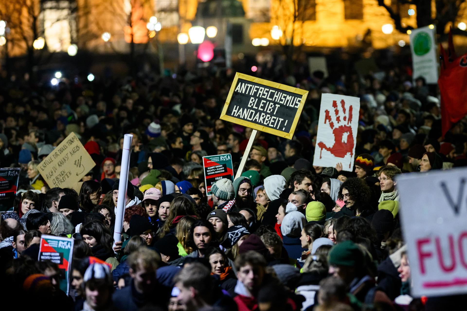 Personas se reúnen frente a la cancillería federal durante una protesta contra las negociaciones de coalición entre el Partido Popular Austriaco (OeVP) y el Partido de la Libertad de Austria (FPOe) en Viena, Austria, 09 de enero de 2025. (Protests, Vienna) EFE/EPA/MAX SLOVENCIK
