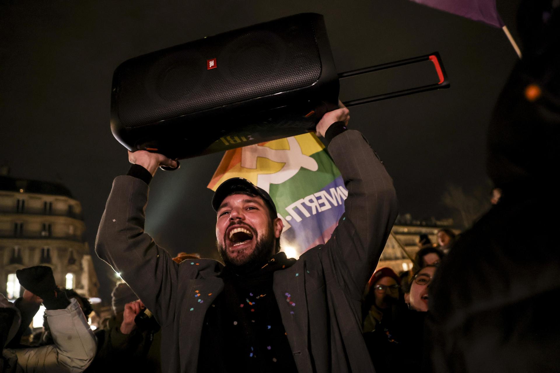 Un hombre sostiene un altavoz durante una reunión en la Place de la Republique en París, Francia, el 7 de enero de 2025, para celebrar la muerte de Jean-Marie Le Pen, ex líder del Frente Nacional. El político francés Le Pen falleció el 7 de enero de 2025, a los 96 años. EFE/EPA/Teresa Suarez
