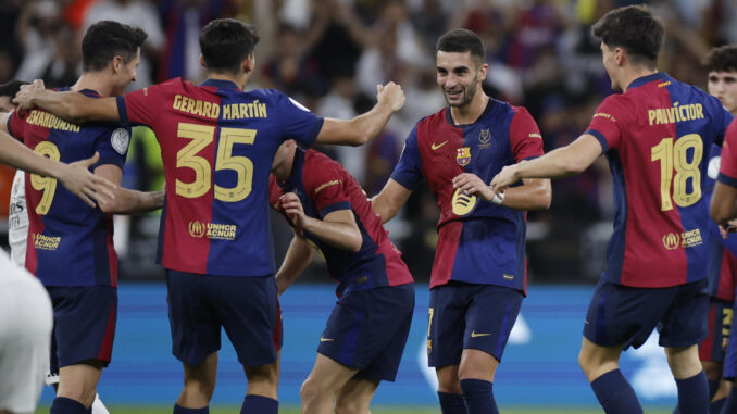 Los jugadores del FC Barcelona celebran la victoria tras el partido de la final de la Supercopa de España de fútbol entre el Real Madrid y el FC Barcelona, este domingo en Yeda, Arabia Saudí. EFE/ Alberto Estévez
