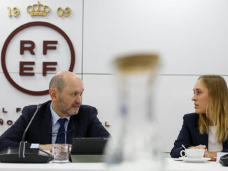 El presidente de la Real Federación Española de Fútbol (RFEF), Rafael Louzán (i), acompañado por una de las miembros, María Suárez, preside la reunión de la junta directiva de la Real Federación Española de Fútbol (RFEF) en la Ciudad del Fútbol de Las Rozas de Madrid en la que se tratan, entre otros temas, la renovación del seleccionador nacional, Luis de la Fuente. EFE/ Mariscal