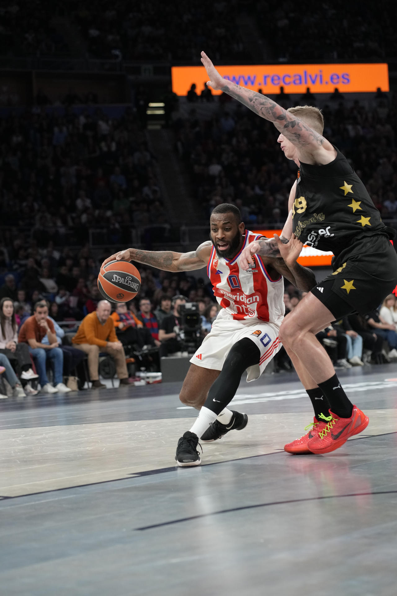 El base búlgaro del Estrella Roja Codi Miller-McIntyre (d) en acción ante el base brasileño del Baskonia Yago durante el partido de la jornada 19 de la EuroLiga que Baskonia y Estrella Roja disputan este jueves en el Fernando Buesa Arena, en Vitoria. EFE/Adrián Ruiz Hierro
